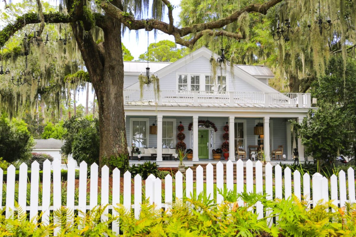 spanish moss on a georgia home